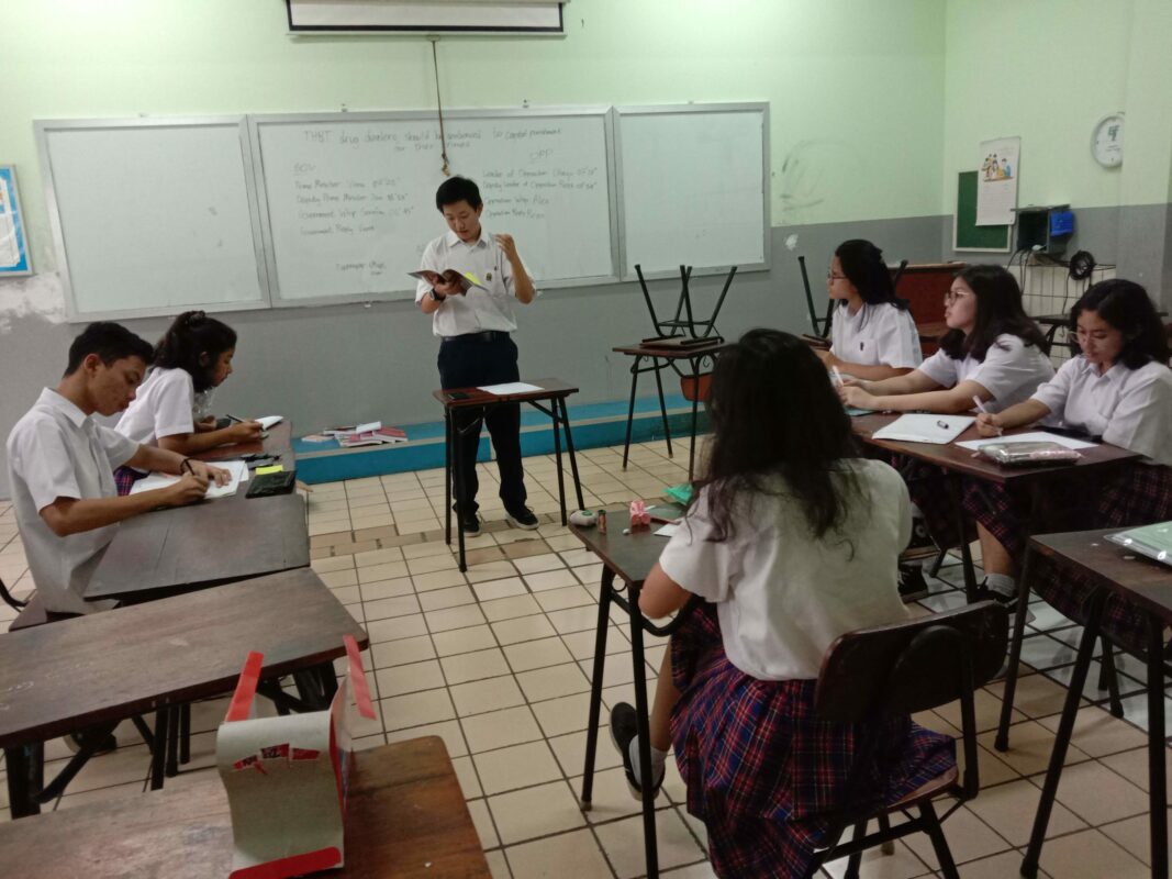 Salah satu kegiatan Ekskul SMA English Debate