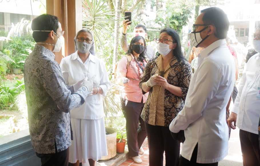 Menteri Pendidikan dan Kebudayaan, Nadiem Makarim (kiri0 saat melakukan kunjungan kerja ke SMA Regina Pacis Bogor, Kamis (30/7/2020). (Foto: SMA Regina Pacis Bogor / Yongki S)