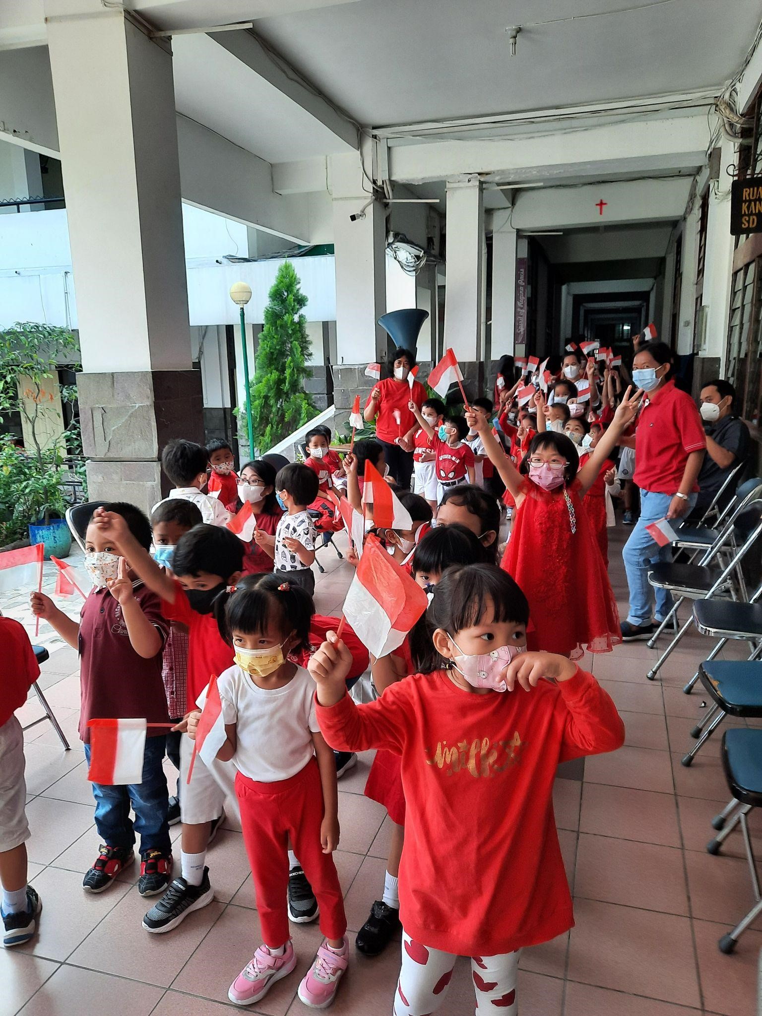 Siswa-siswi TK melakukan pawai berkeliling sekolah untuk memperingati Hari Ulang Tahun RI yang ke 77. (sumber: dokumentasi TK Regina Pacis Bogor)